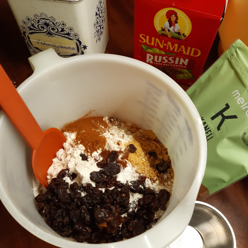 Yhdessä leipomassa Joulukakkua